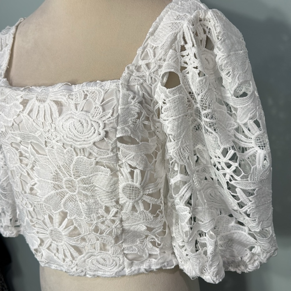 NEW YORK And COMPANY NWT floral embroidered cropped blouse Size M/L - Picture 3 of 6